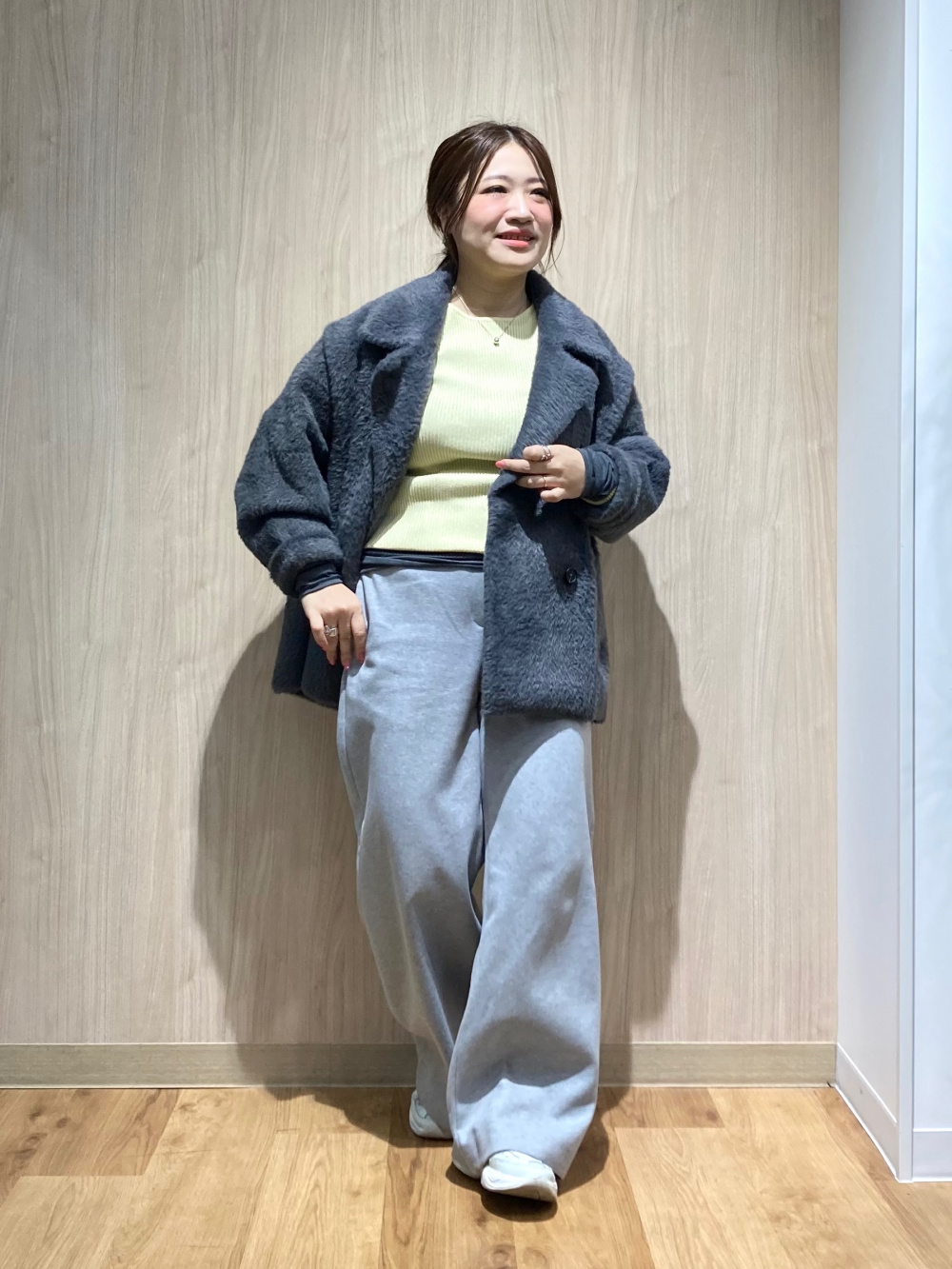 フェザーヤーンニットコート」の着用コーディネート| プラステ