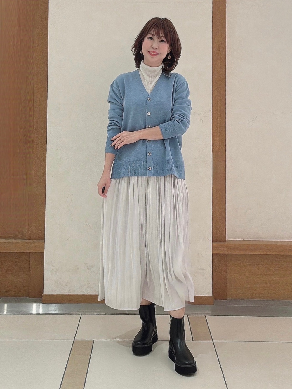 スタンドカラーパデッドブルゾン、タックボリュームスカート」の着用