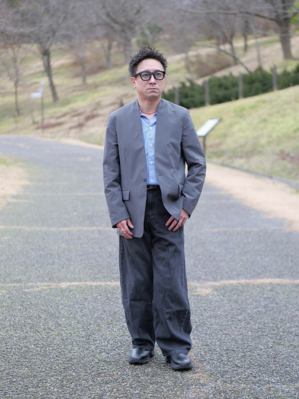 テックストレッチノーカラージャケット（メンズ）の着用コーディネート