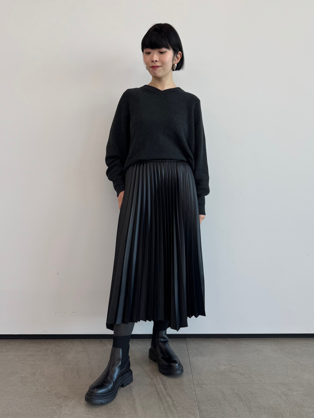 ウールミックススムースVネックセーター、サテンイレギュラーヘム