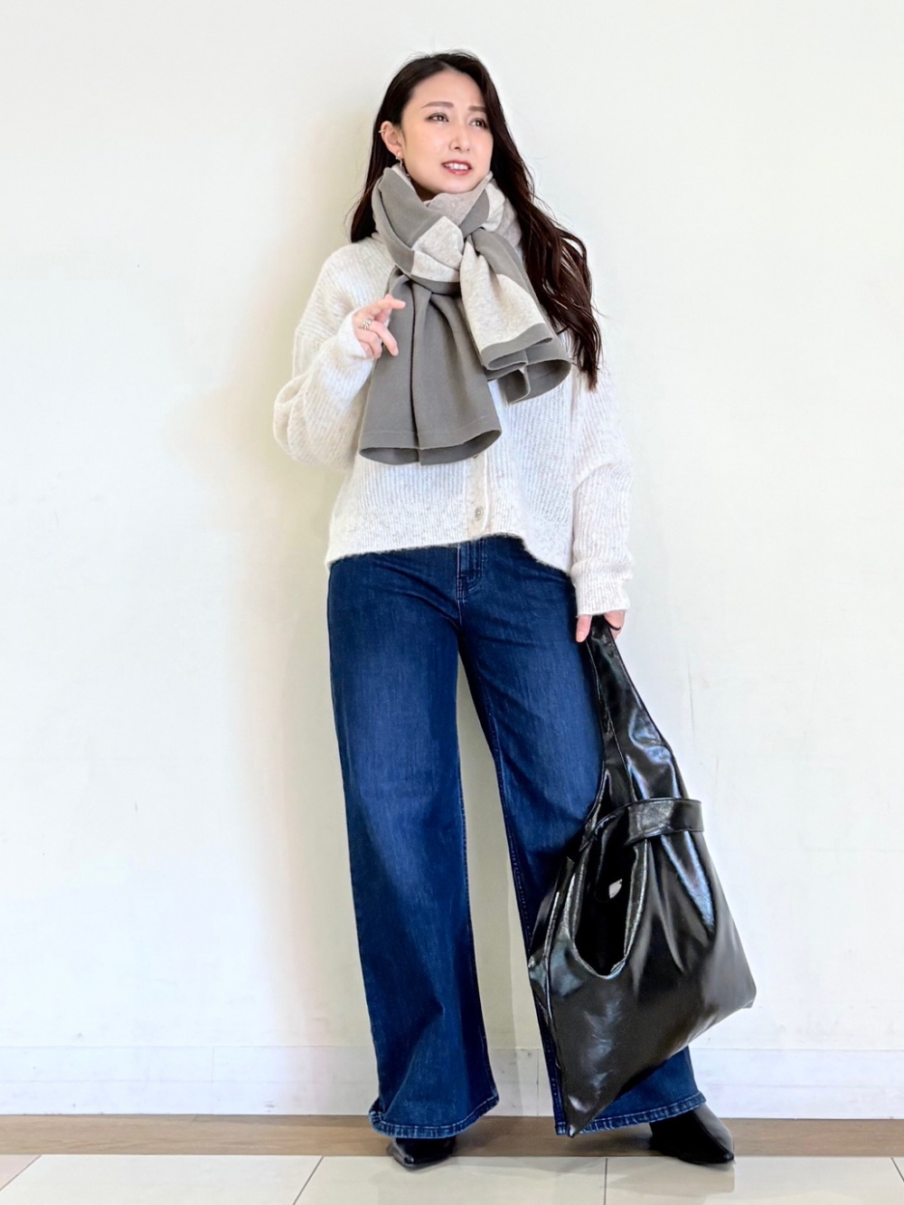 ニットフレアワンピース、ジオメトリックニットストール」の着用