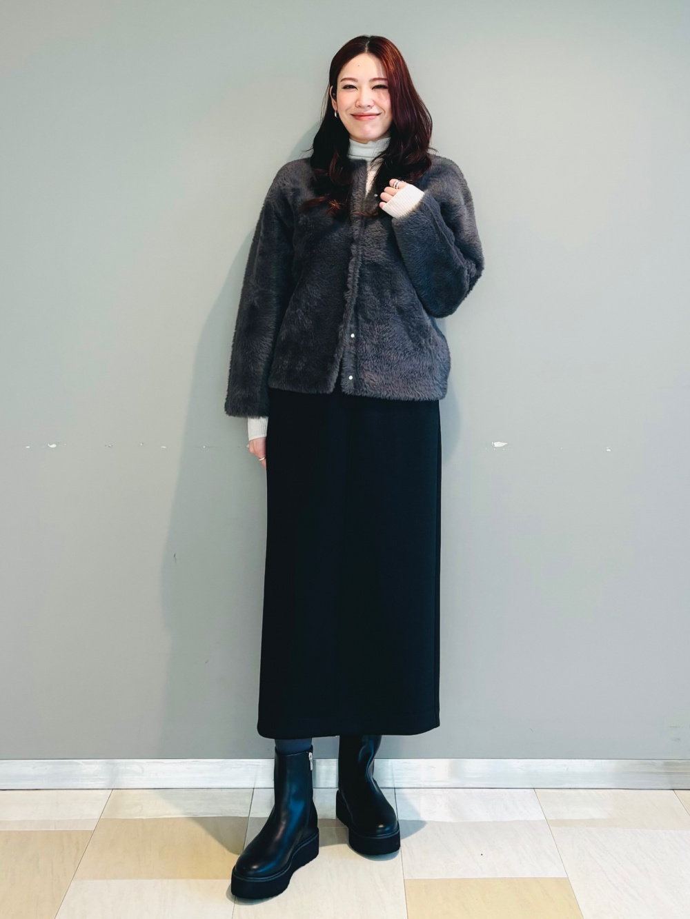 スタンドカラーパデッドブルゾン、タックボリュームスカート」の着用