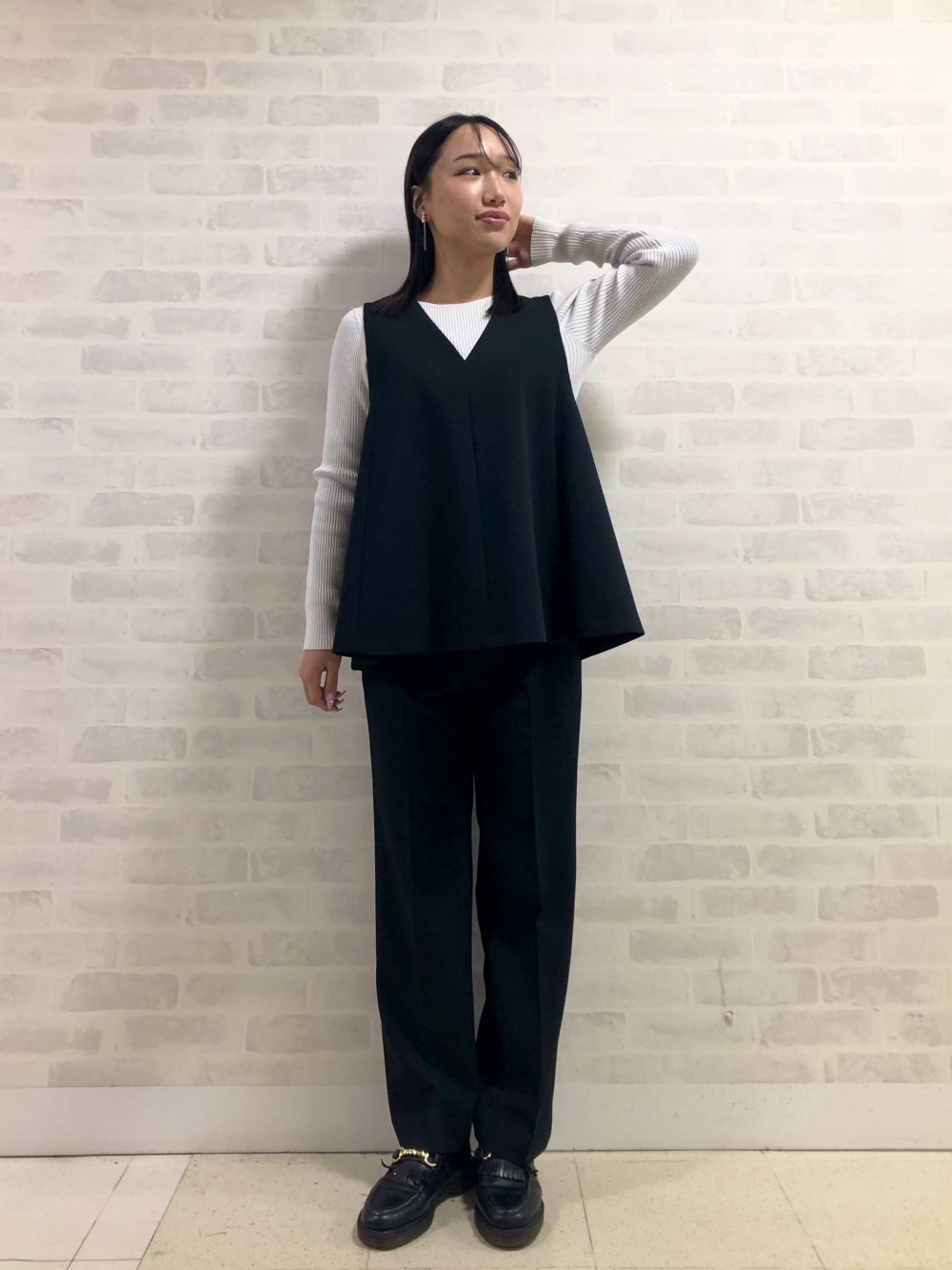 ヒットアイテム】ダブルクロステントラインジレセットアップ」の着用