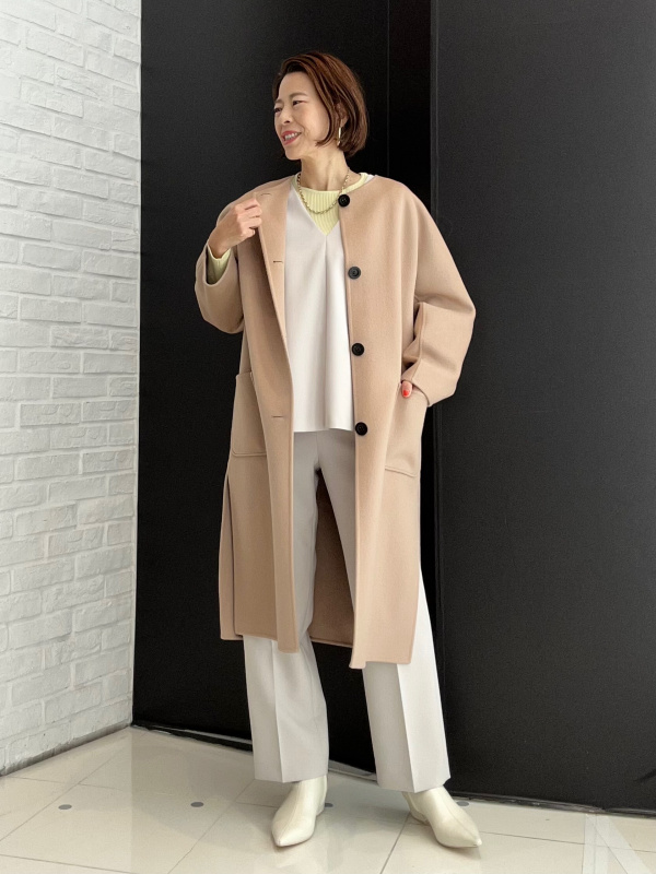 ウールブレンドリバーカラーレスロングコート（レディース）の着用