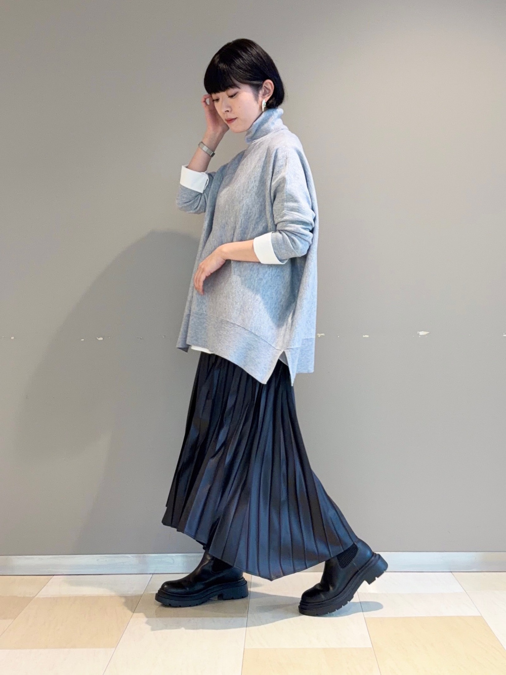 サテンイレギュラーヘムプリーツスカート」の着用コーディネート| プラステ