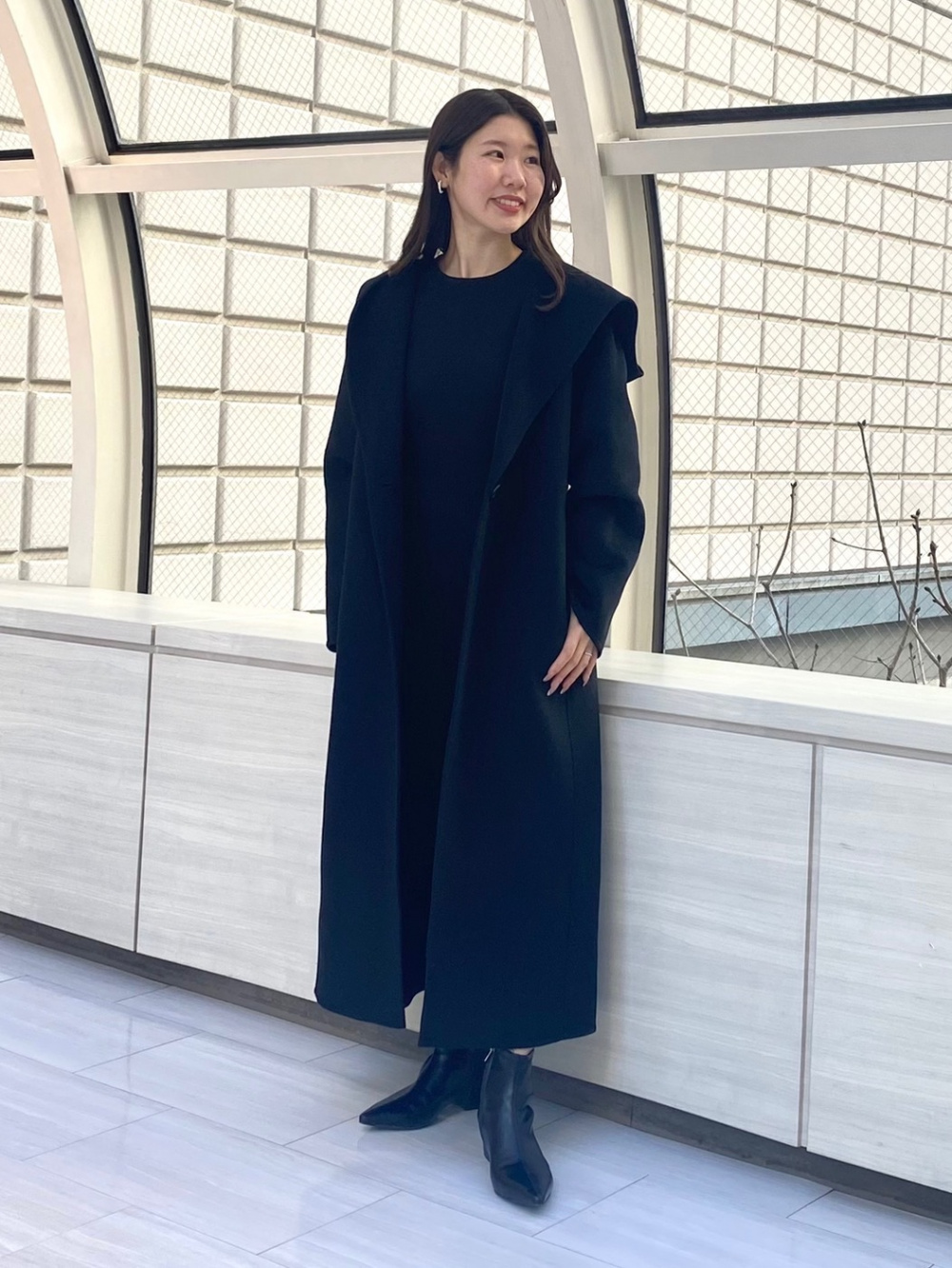 ウールブレンドリバーフーディーロングコート、タックボリューム