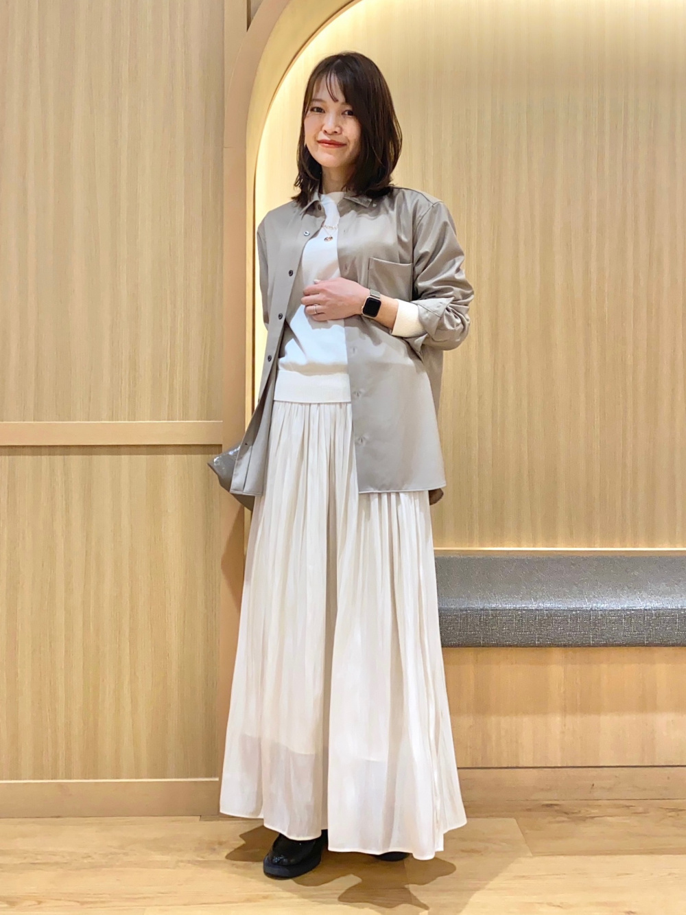 フレアスカートとアシンメトリーニットセット アシンメトリーフレアスカート、フェザーヤーンニットコート」の着用