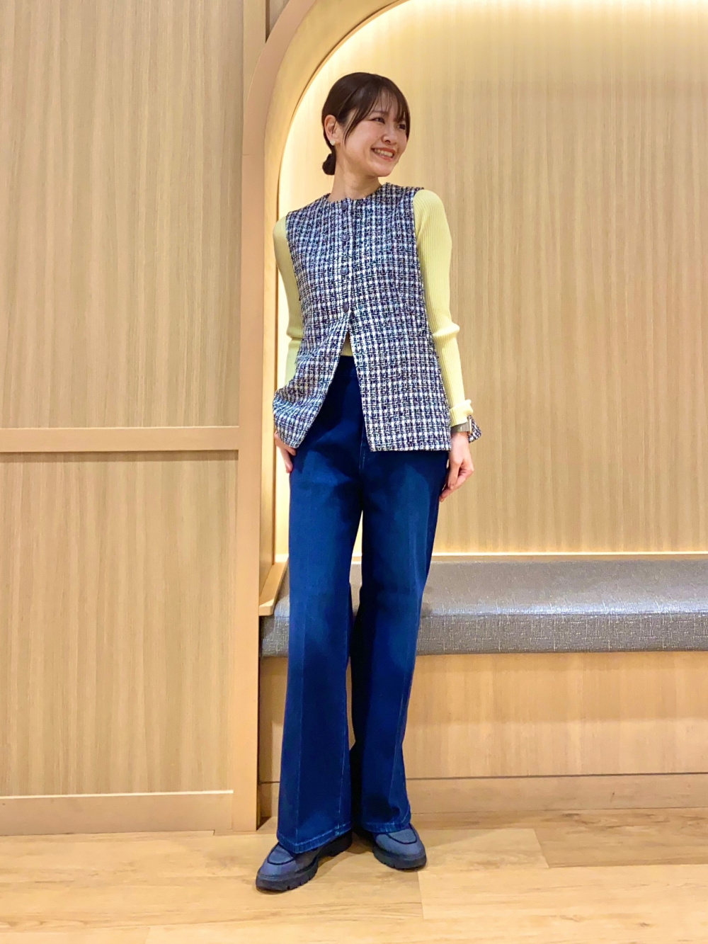 ツイードペプラムジレ、ラメリブボートネックセーター」の着用