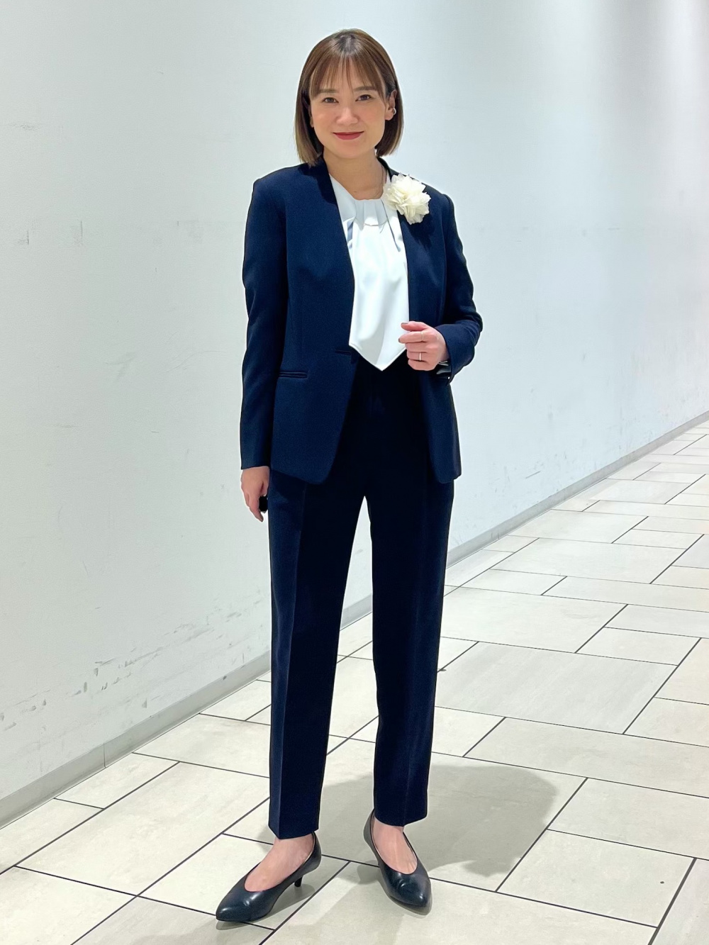 ツイードジャケット、トリアセブレンドテーパードパンツ」の着用