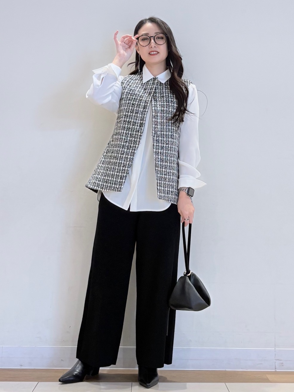 ツイードペプラムジレ、コットンブレンドニットイージーパンツ」の着用