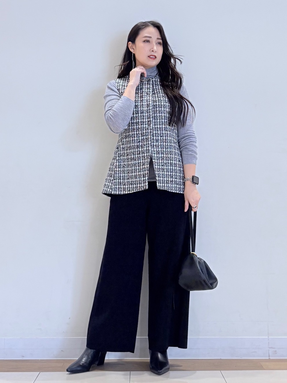 ツイードペプラムジレ、コットンブレンドニットイージーパンツ」の着用