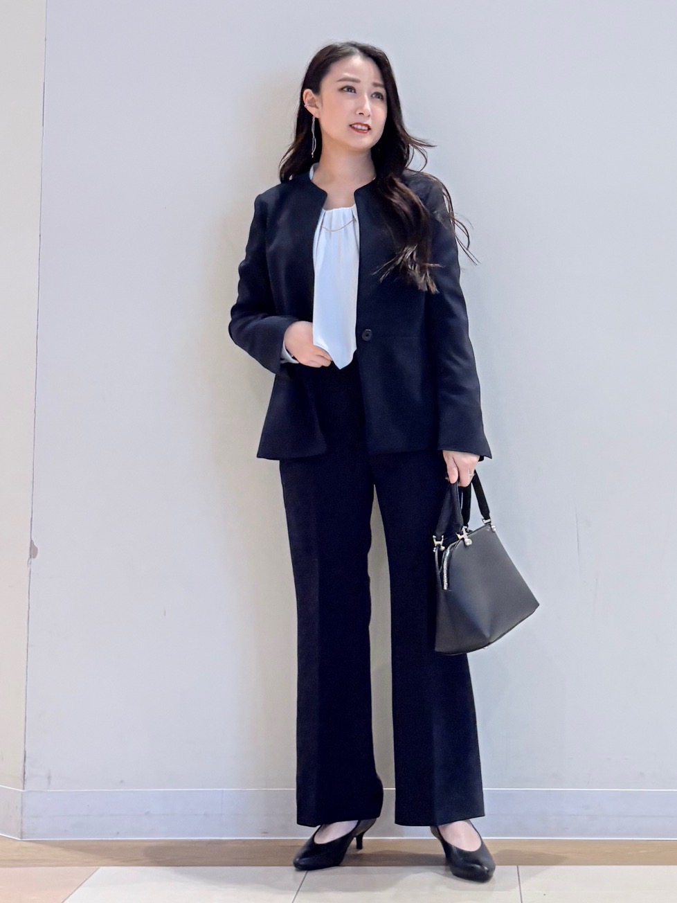 美品 PLST プラステ セットアップパンツスーツ 黒 M S リネンブレンド ソフトフレアパンツ（リネンブレンド）、2WAYコンパクトバッグ」の着用