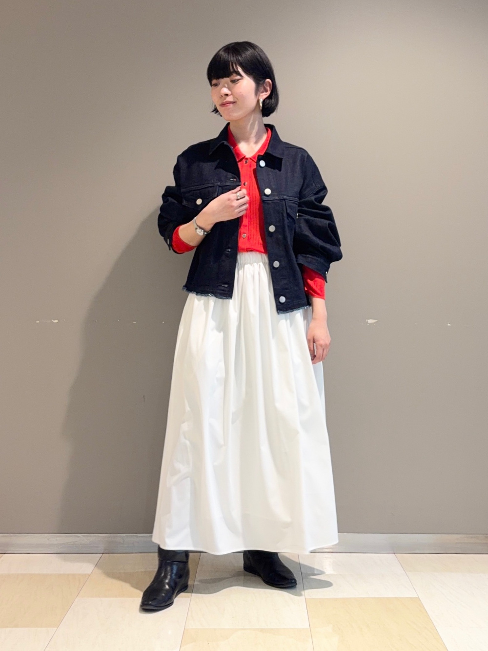 デニムジャケットを羽織ったコーデ
