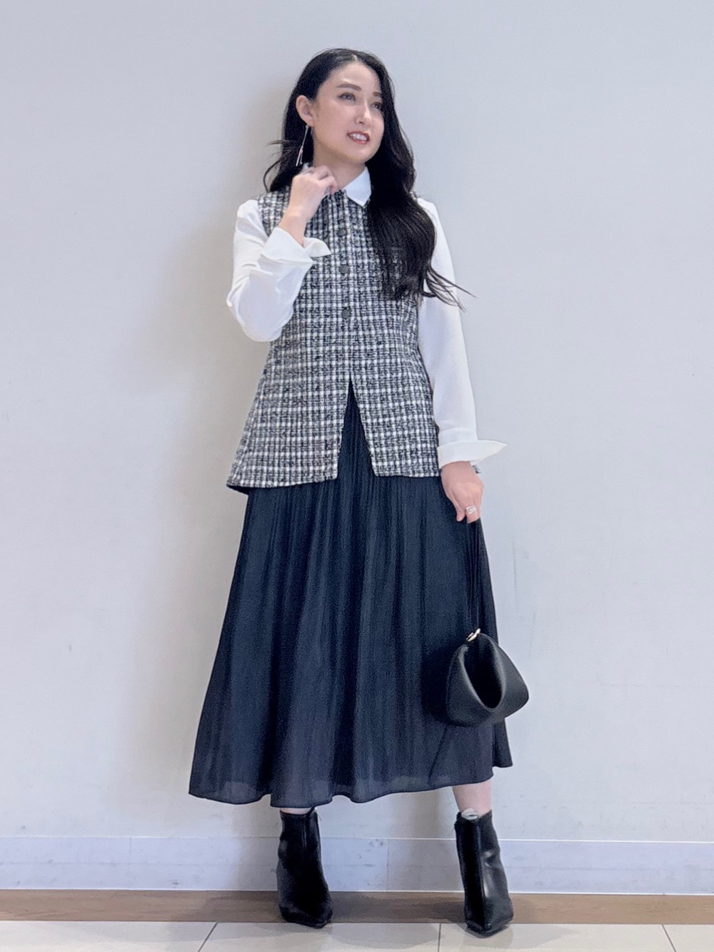 ツイードペプラムジレ、ドレープレギュラーカラーシャツ」の着用