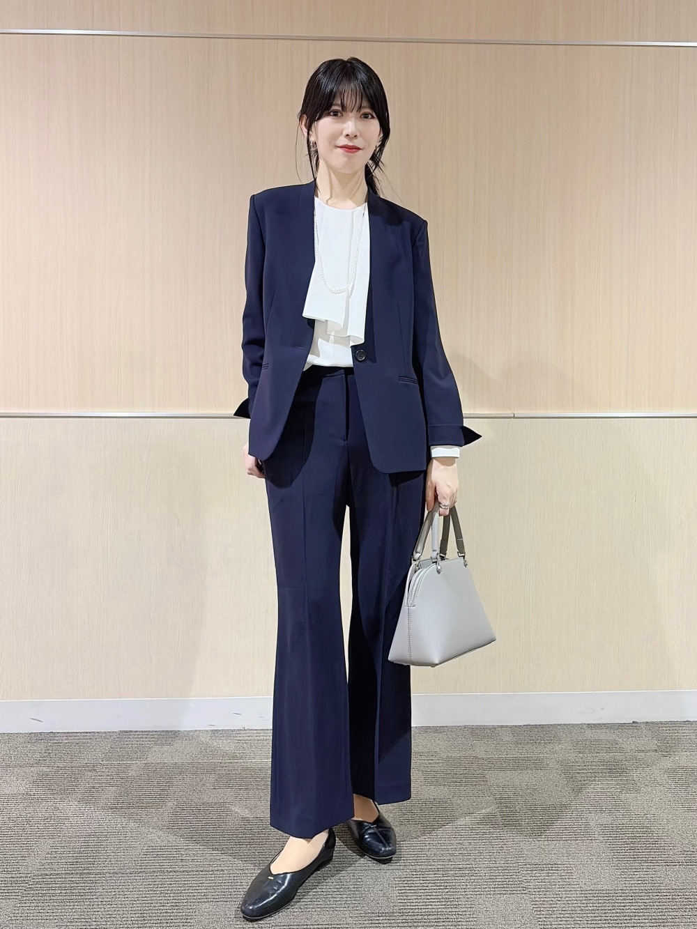 ノーカラージャケットとワイドパンツのセットアップ