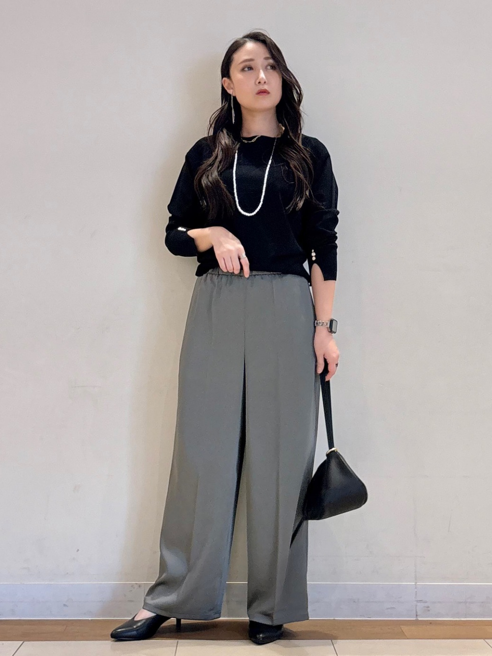 サテンパンツとニットのコーデ