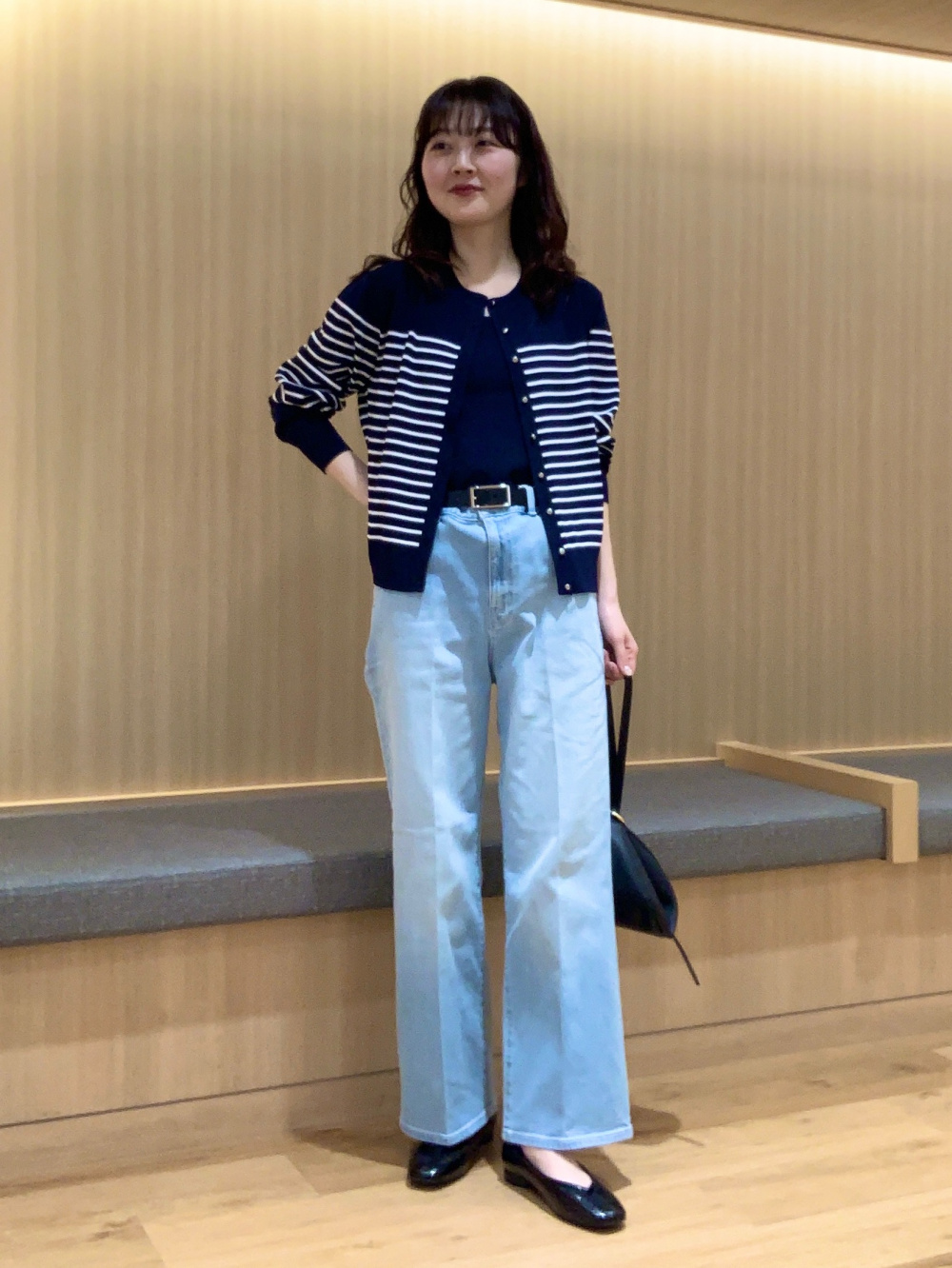 ハイパフォーマンスデニムブルゾン、ワイドフレアジーンズ」の着用 