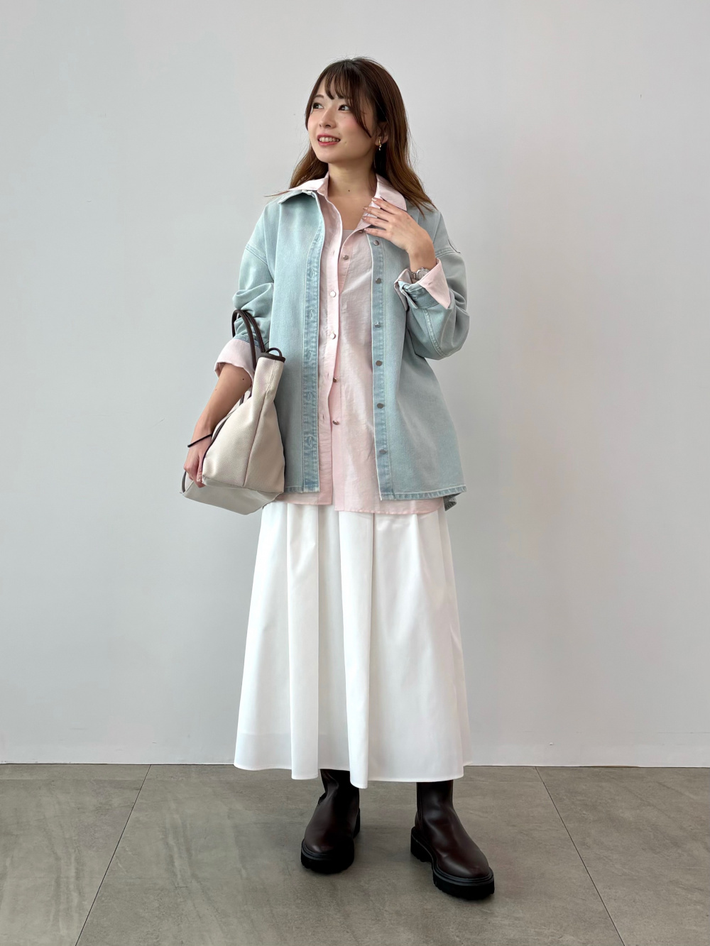 シャツをレイヤードしたコーデ