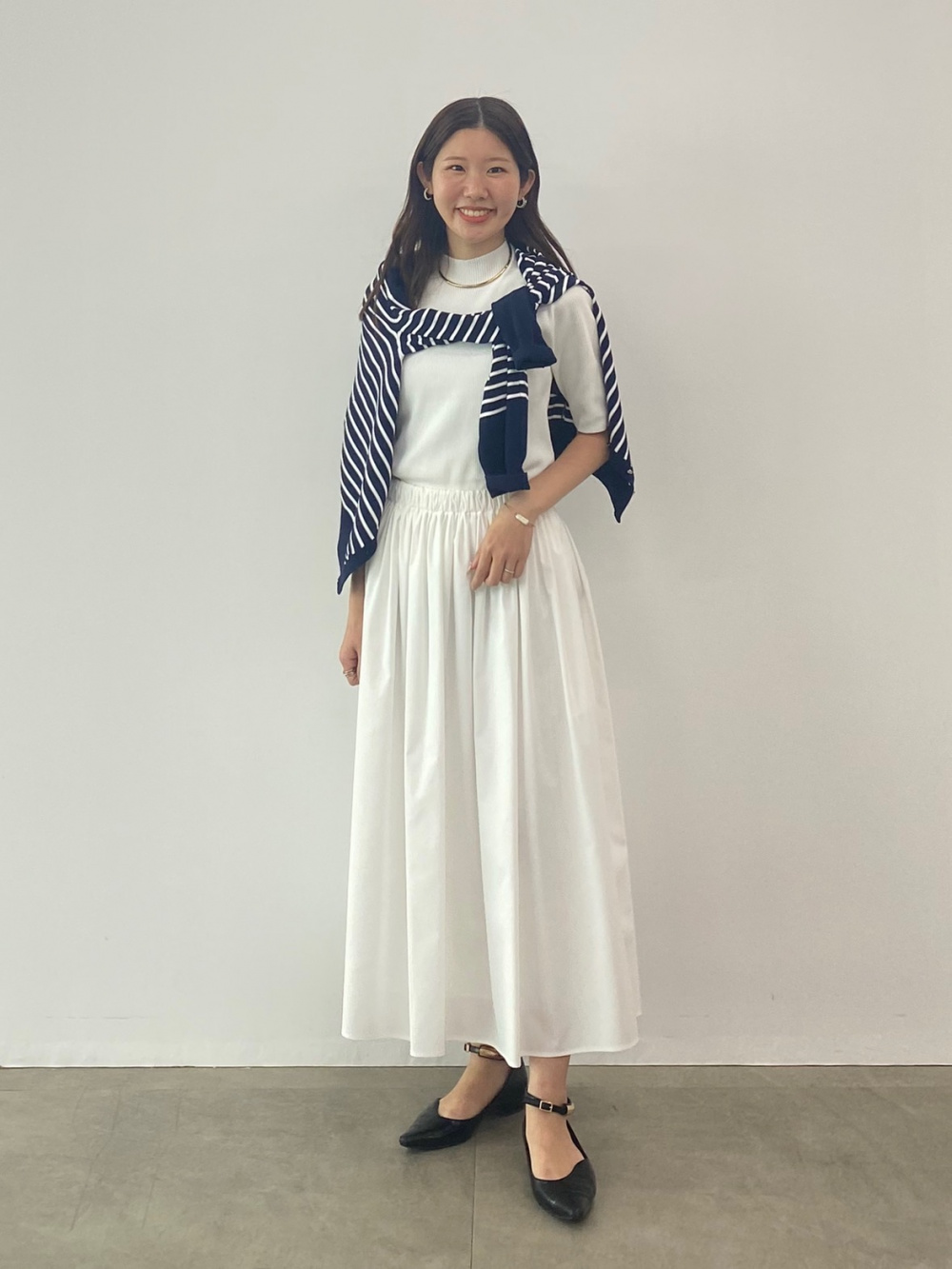 カーディガンを肩掛けしたコーデ