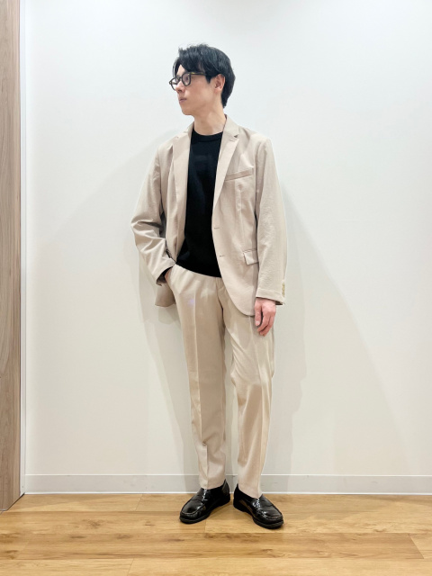 ベージュのジャケットコーデ
