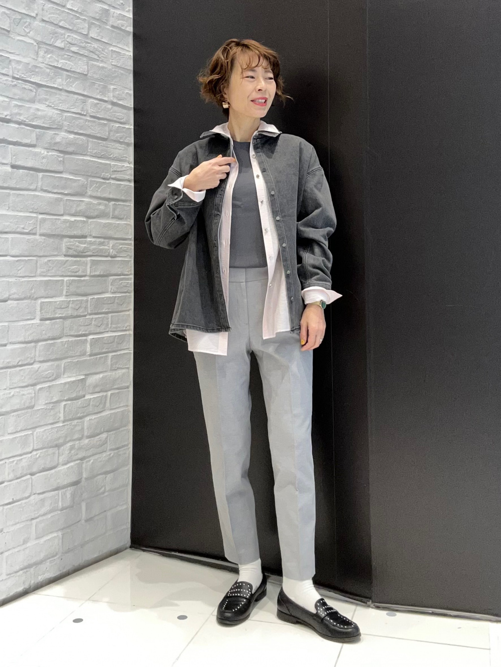 スティックパンツ（リネンブレンド）、2WAYコンパクトバッグ」の着用