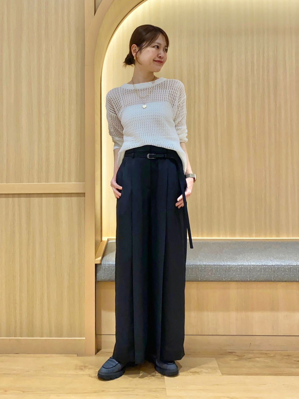 透かし編みニットのコーデ