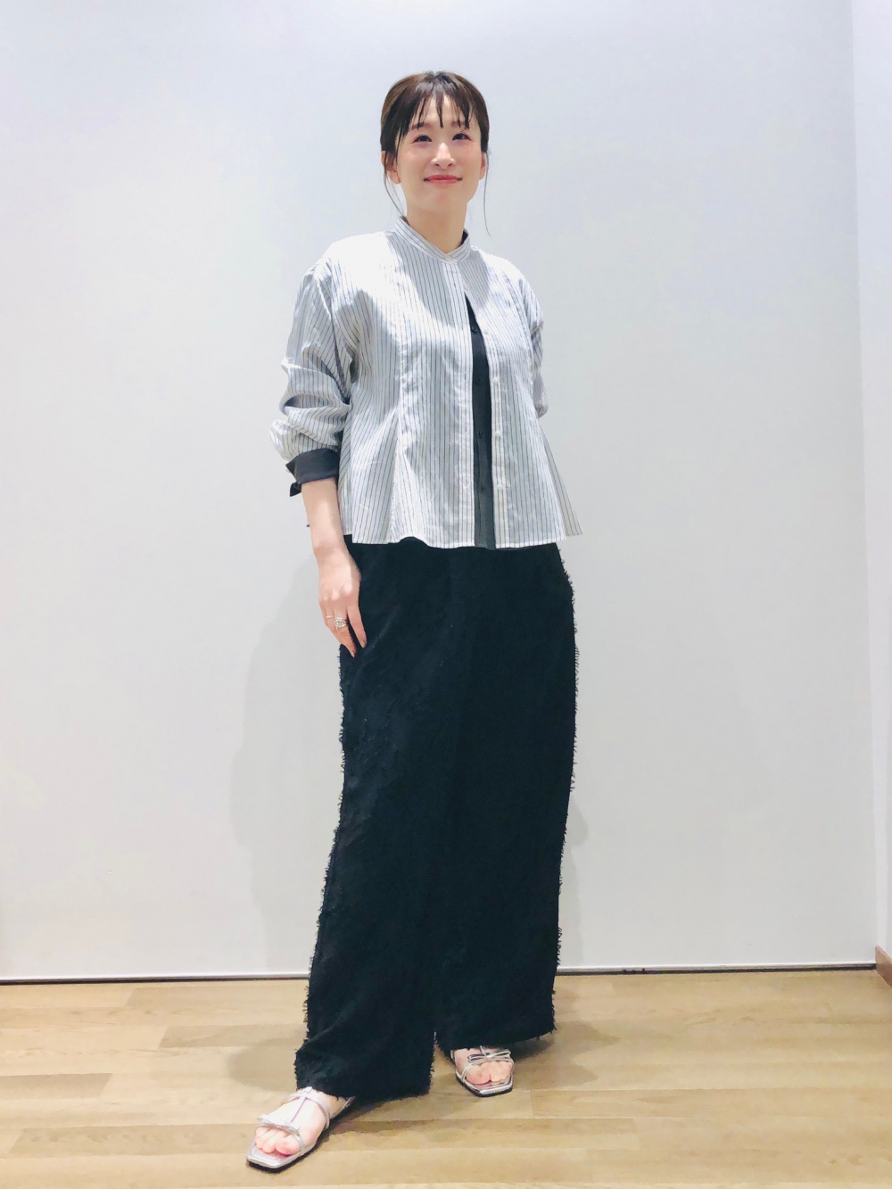 シアーペプラムシャツ、シアーペプラムシャツ（ストライプ）」の着用