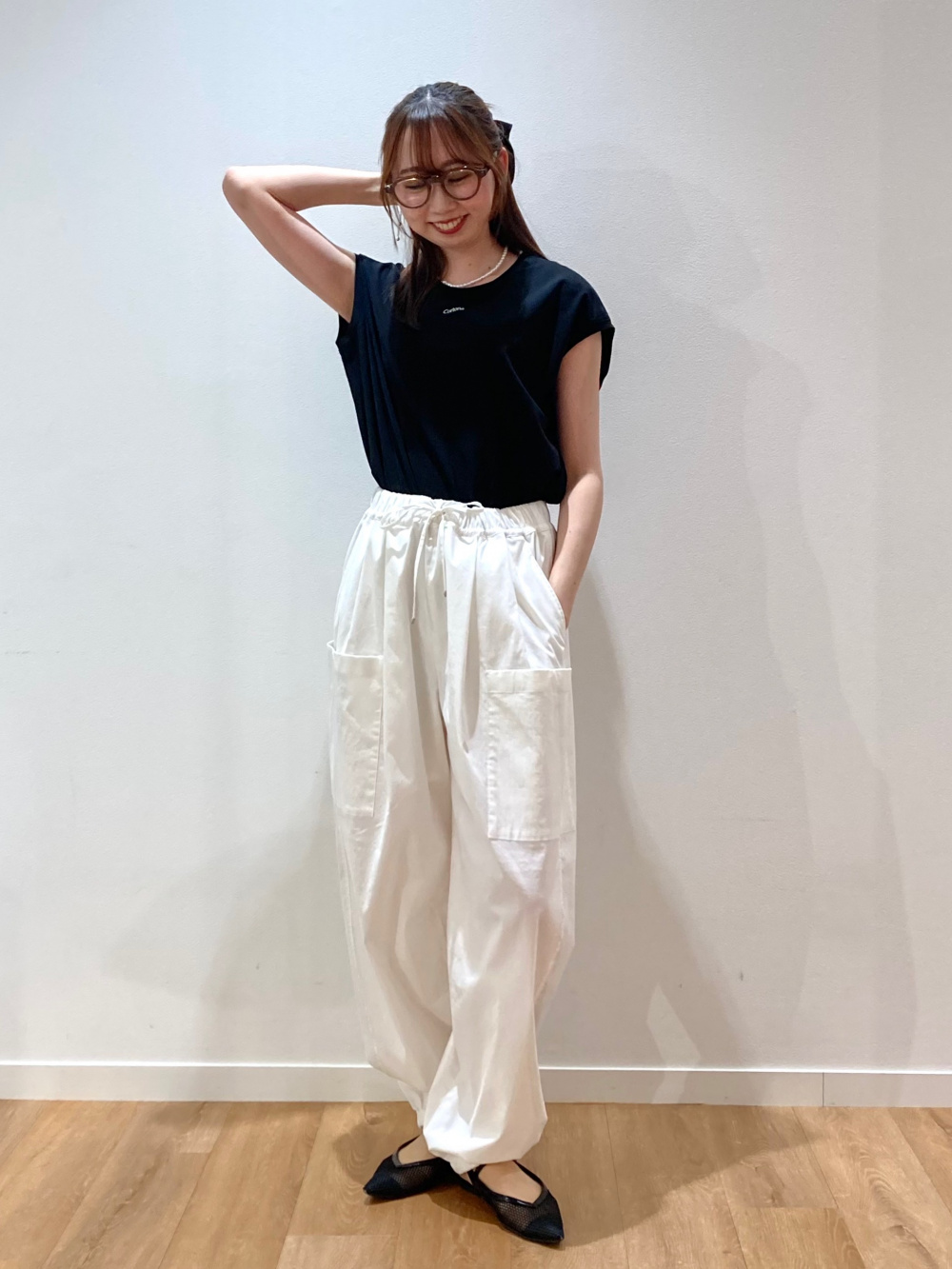 ハイストレッチリネンイージーパラシュートパンツ」の着用
