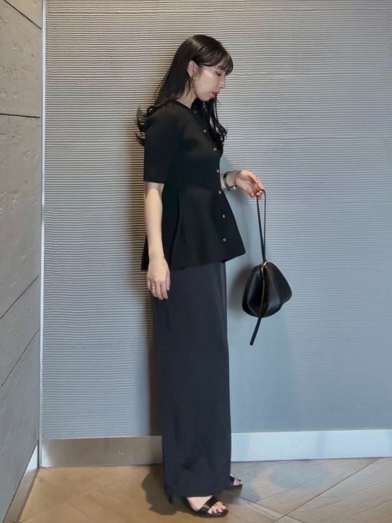 タック入りの黒のストレートパンツ
