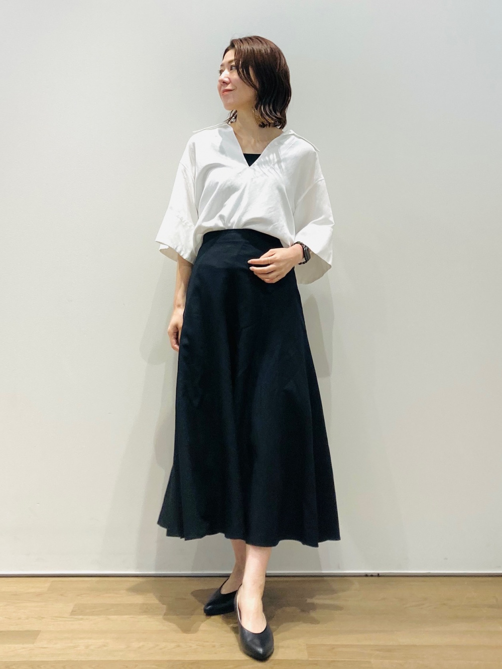 ロゴプリントTシャツ、リネンブレンドマーメイドスカート」の着用 