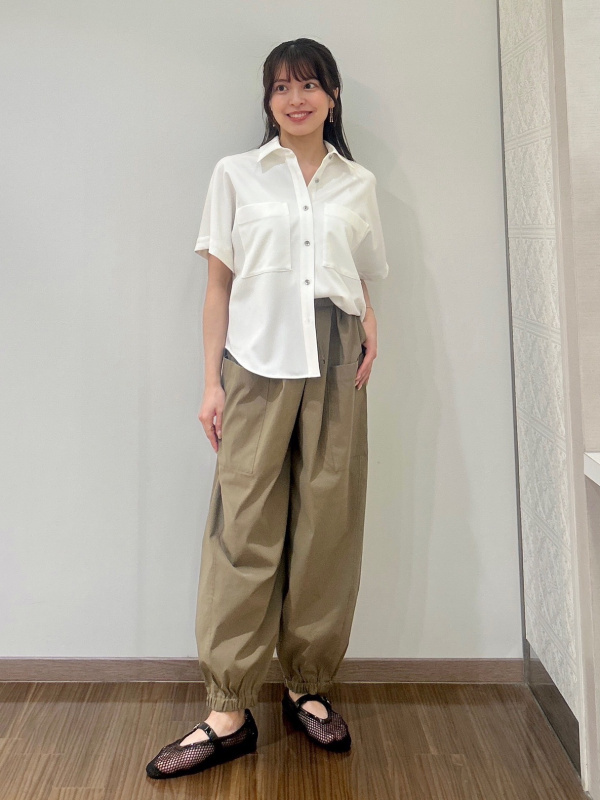 ハイストレッチリネンイージーパラシュートパンツ」の着用