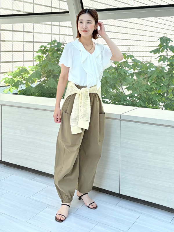 ハイストレッチリネンイージーパラシュートパンツ」の着用