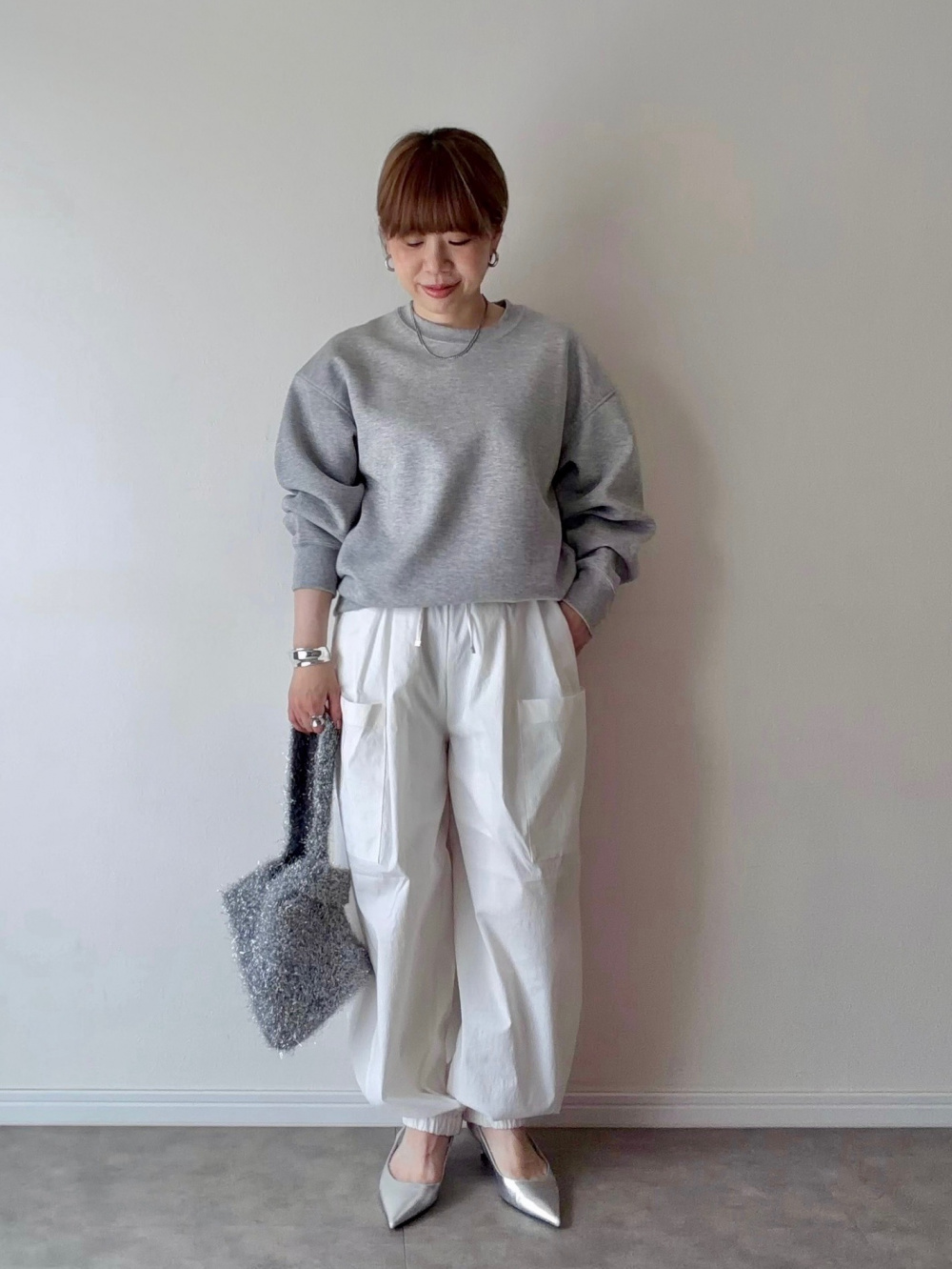 ハイストレッチリネンイージーパラシュートパンツ」の着用