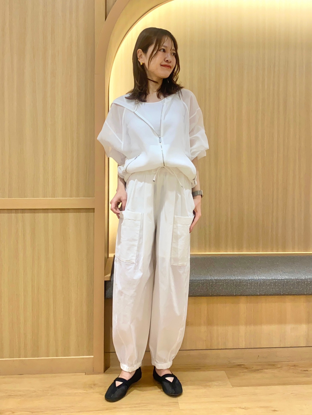 ハイストレッチリネンイージーパラシュートパンツ」の着用