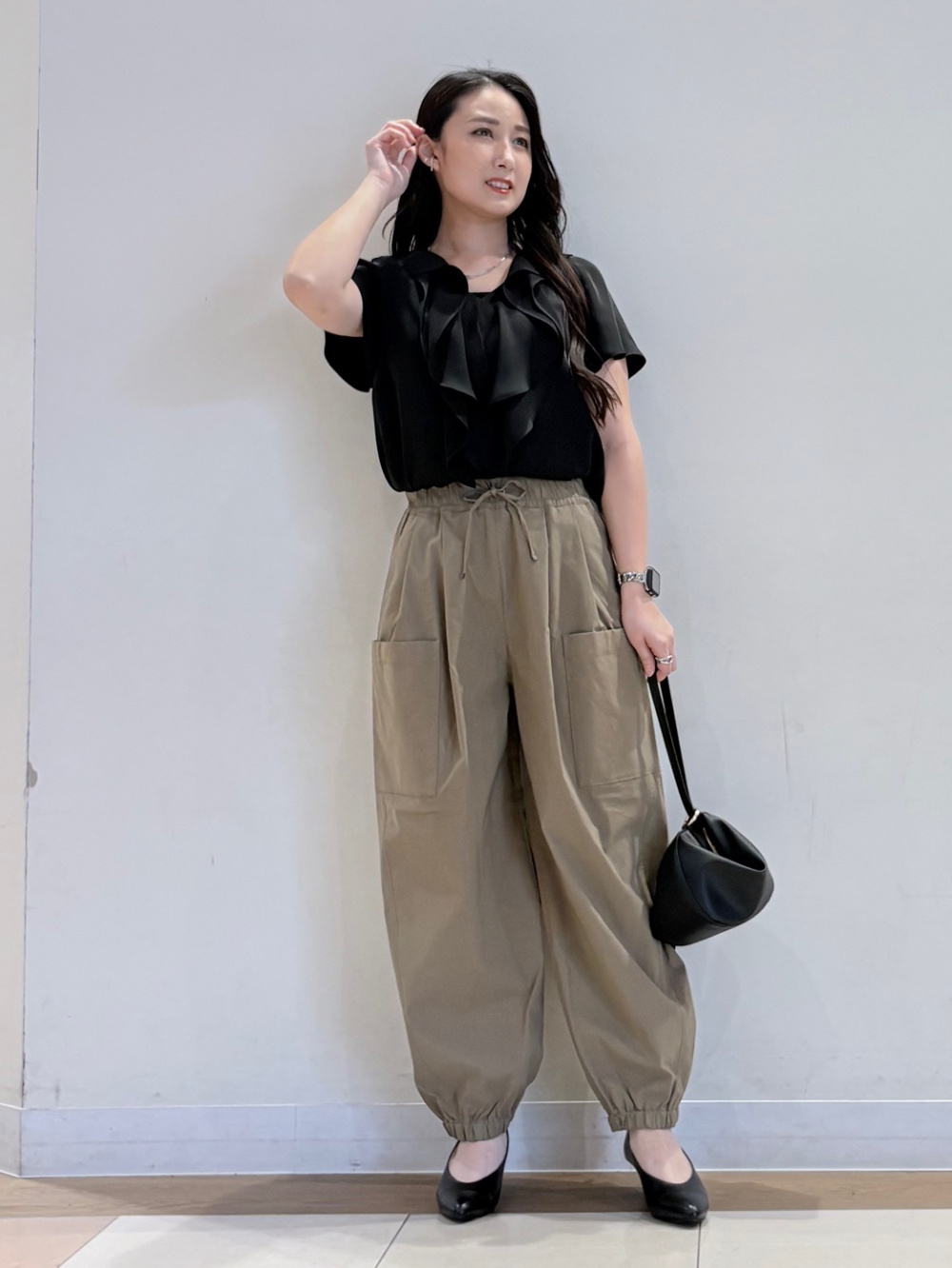 ハイストレッチリネンイージーパラシュートパンツ」の着用