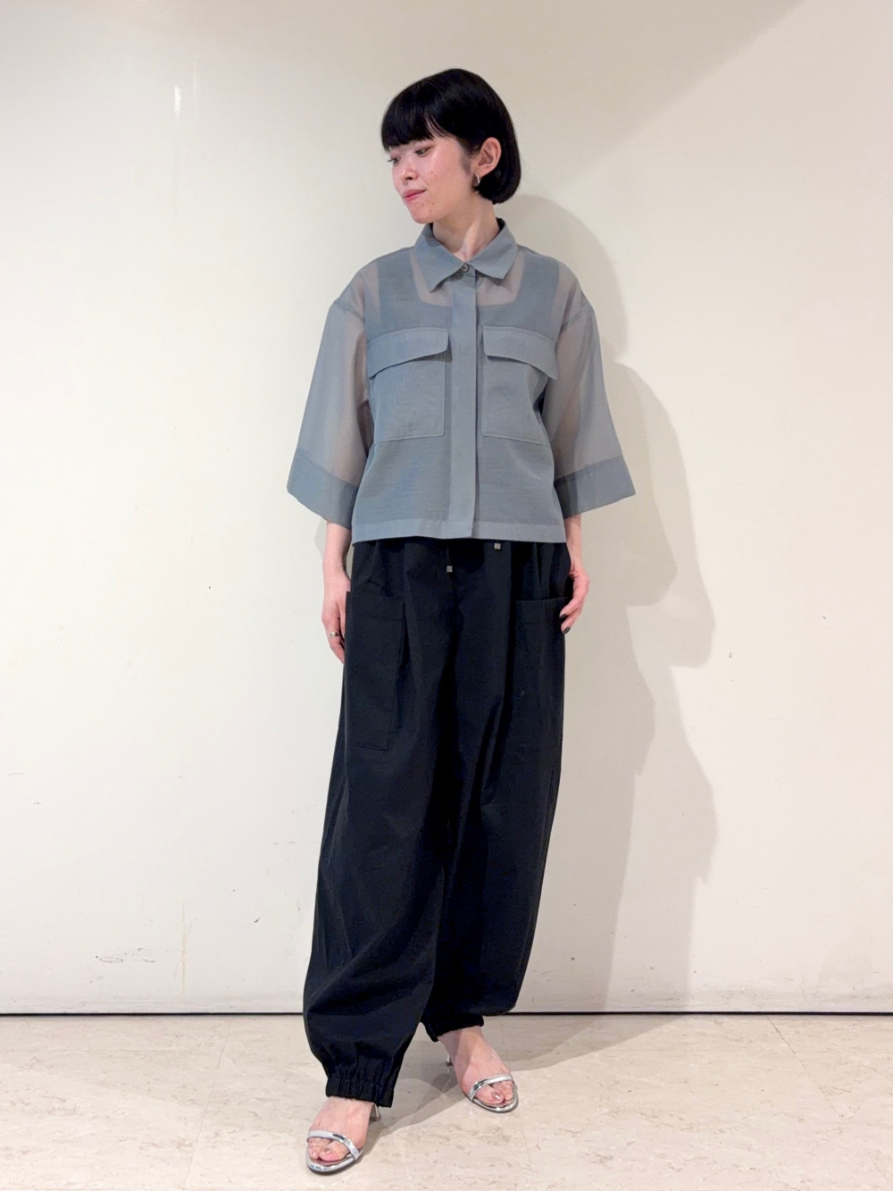 ハイストレッチリネンイージーパラシュートパンツ」の着用