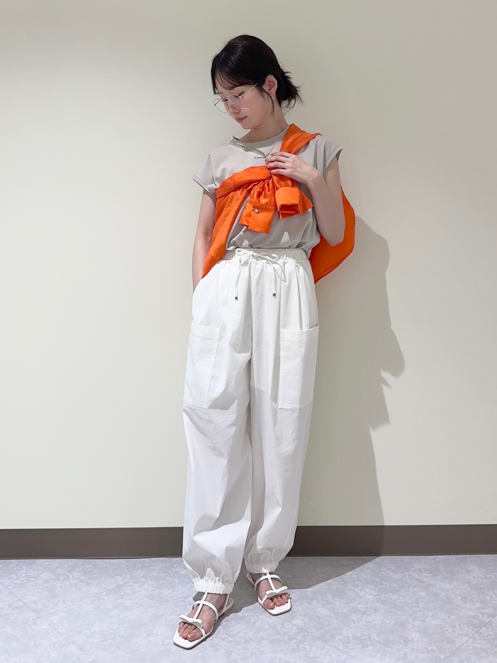 ハイストレッチリネンイージーパラシュートパンツ」の着用