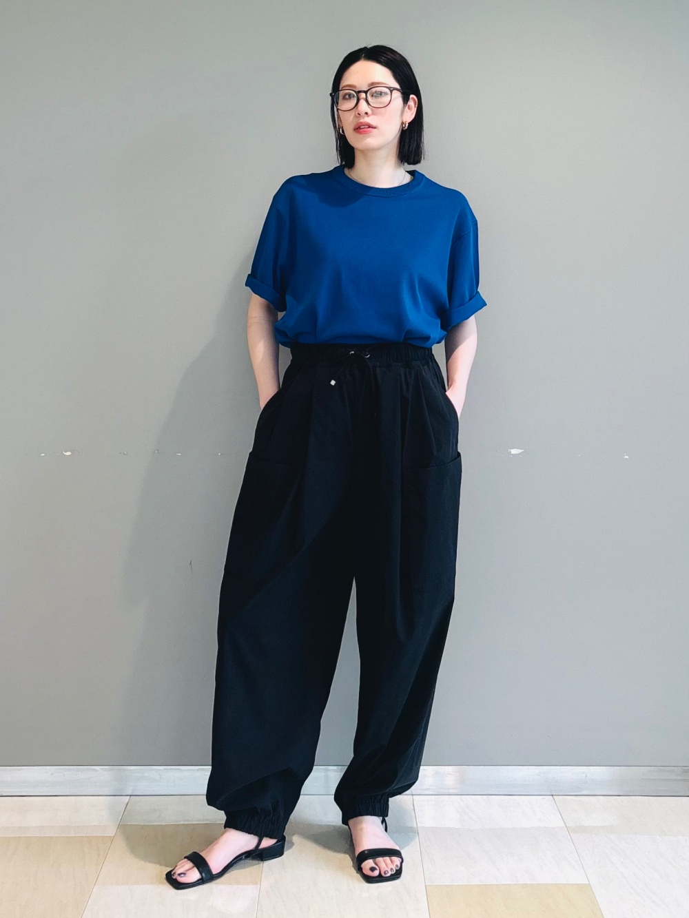 ハイストレッチリネンイージーパラシュートパンツ」の着用