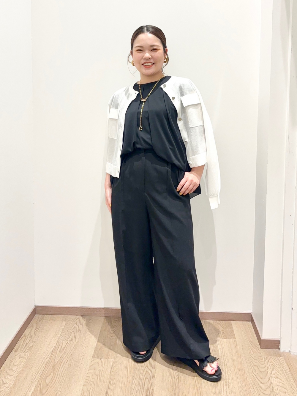 お店で売れてます】シアークルーネックカーディガン、【値下げしました