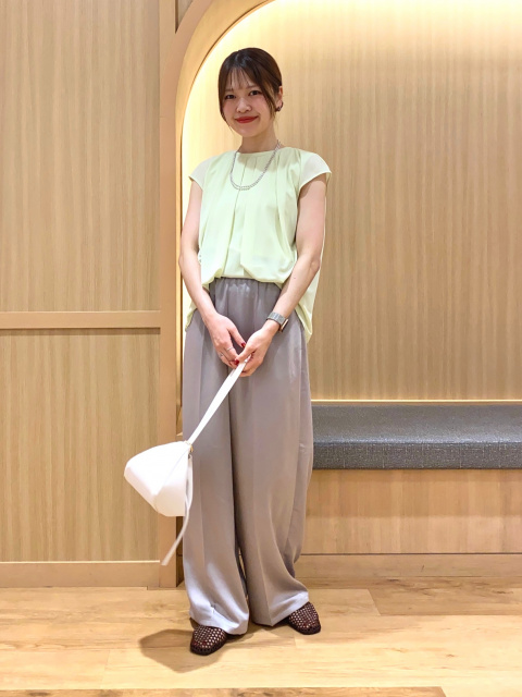 ペールグリーンとピンクベージュのコーデ