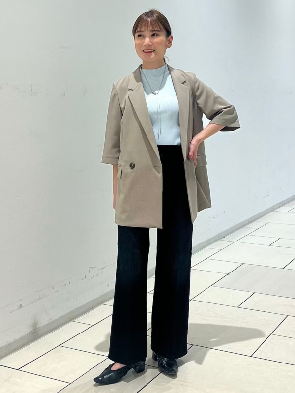ツイードペプラムジレ、ワイドストレートジーンズのコーディネート