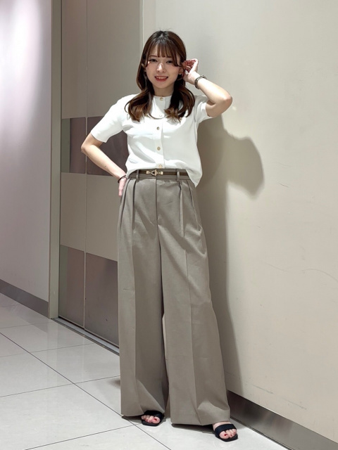 ベージュのパンツコーデ