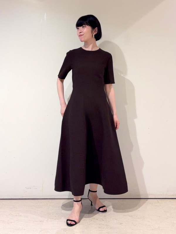 ホールガーメント®ワンピースのコーディネート・着用イメージ｜プラステ