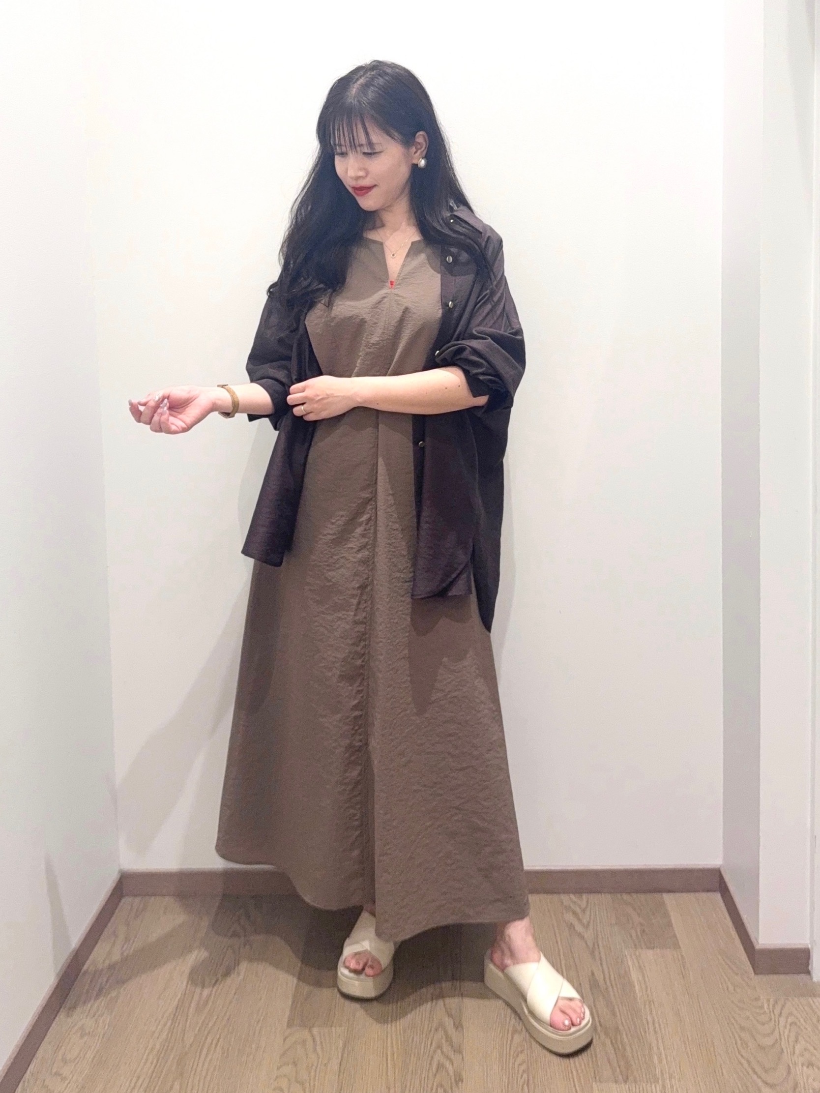 ワンピースにシャツを羽織ったコーデ