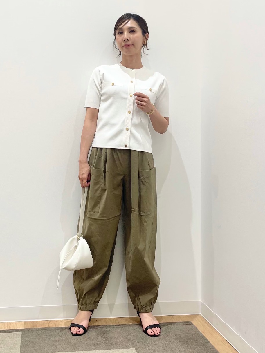 再入荷】ハイストレッチリネンイージーパラシュートパンツ」の着用