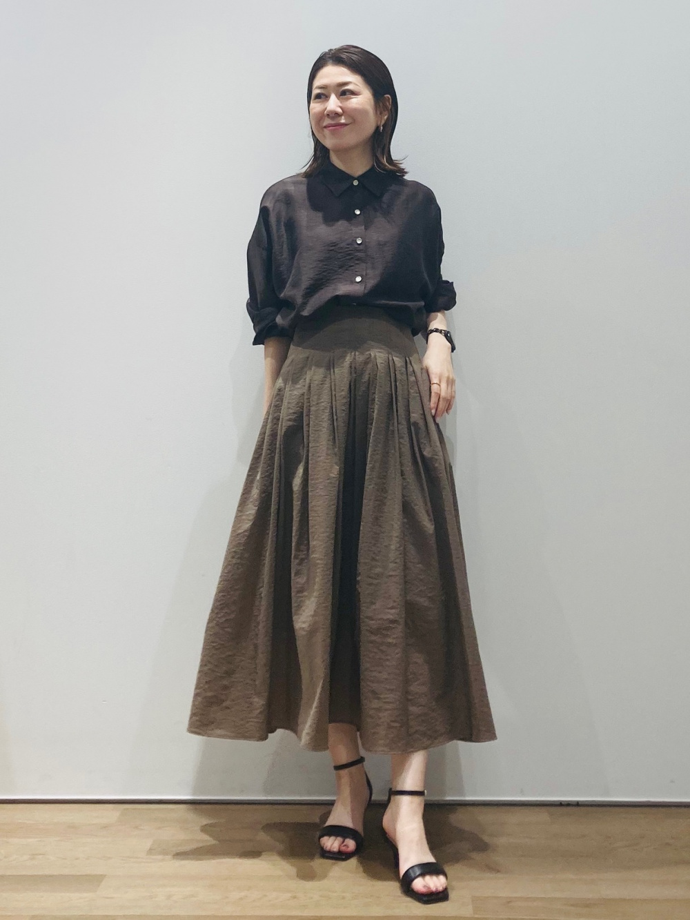 いま売れてます】シアーメタルボタンシャツ、ハイストレッチナイロン