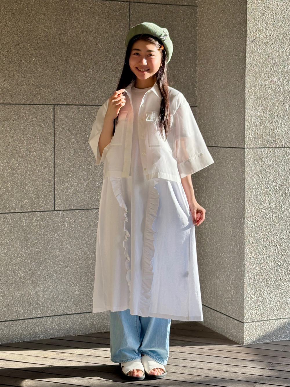 トレンドのシアー】シアーダブルポケットクロップドシャツ」の着用 