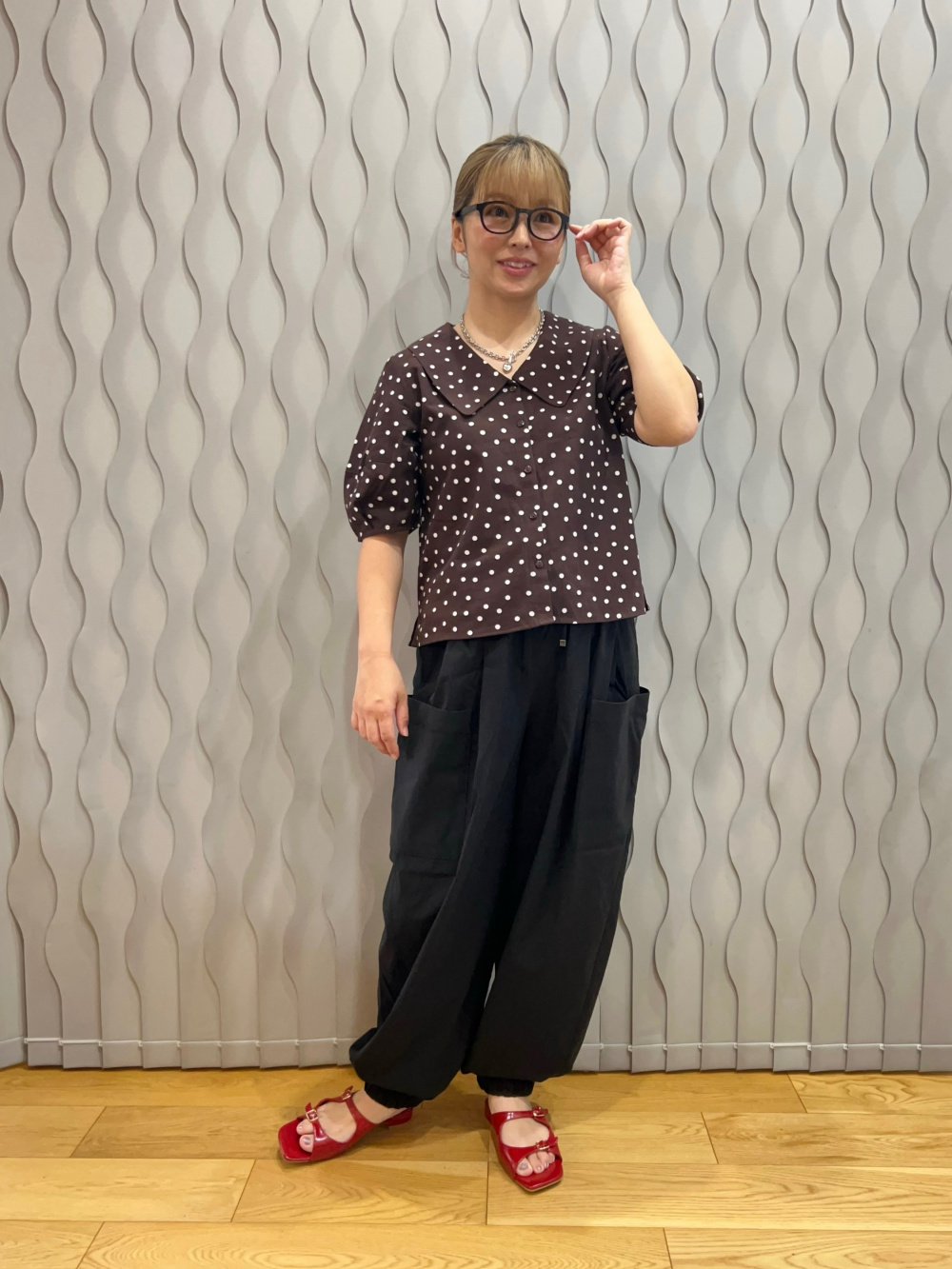 再入荷】ハイストレッチリネンイージーパラシュートパンツ」の着用