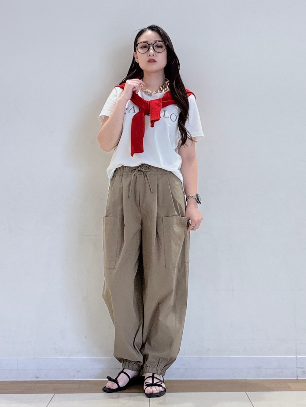再入荷】ハイストレッチリネンイージーパラシュートパンツ」の着用