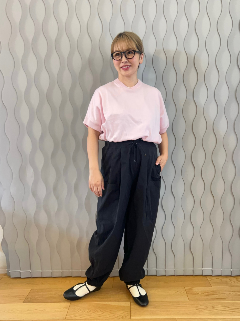 再入荷】ハイストレッチリネンイージーパラシュートパンツ」の着用
